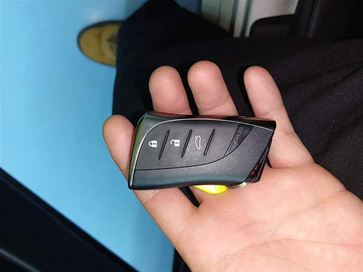 Фото 9 - Lexus ES