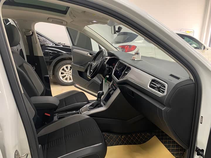 Фото 7 - Volkswagen T-Roc