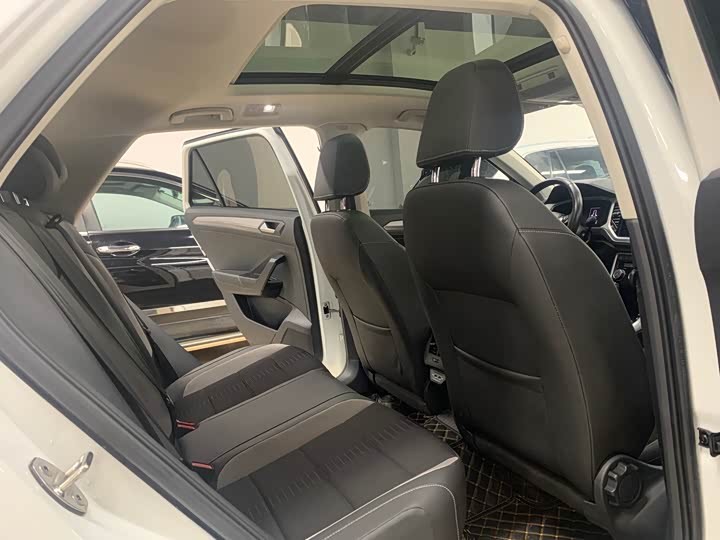 Фото 8 - Volkswagen T-Roc