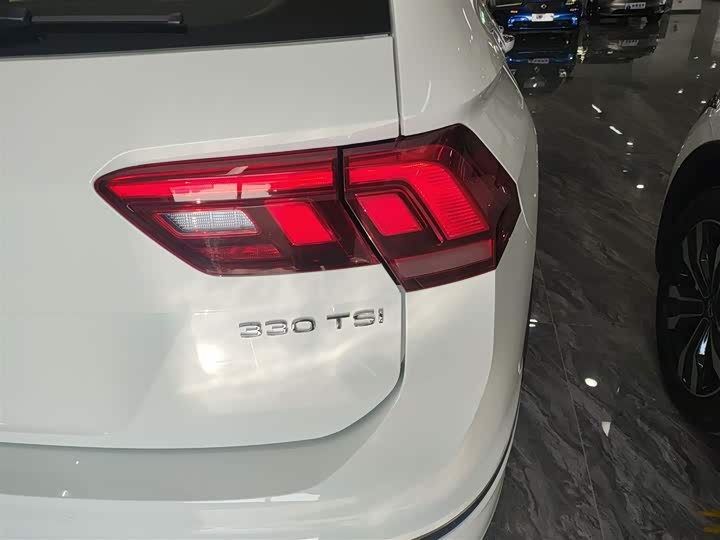 Фото 8 - Volkswagen Tiguan L Pro