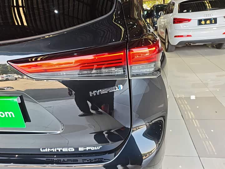 Фото 8 - Toyota Crown Kluger