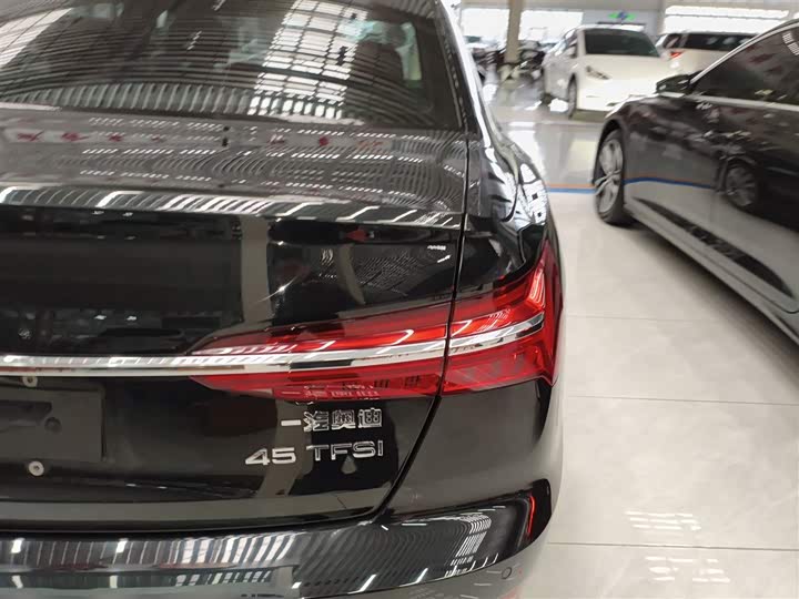 Фото 8 - Audi A6L