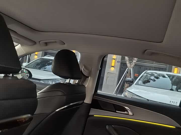 Фото 9 - Hongqi H5