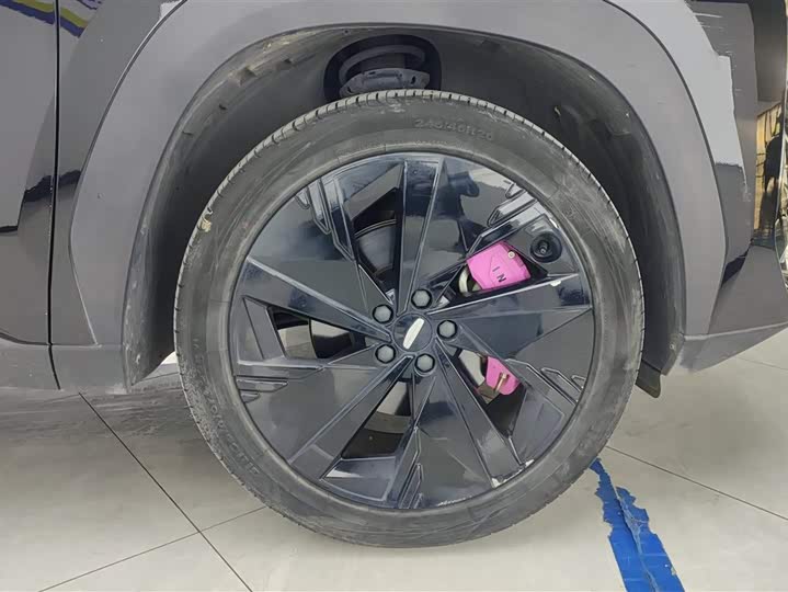 Фото 6 - Geely Atlas L