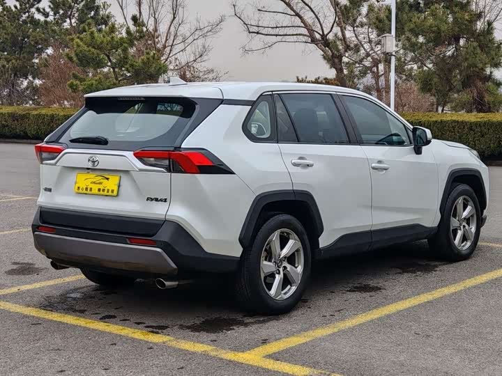 Фото 4 - Toyota RAV4