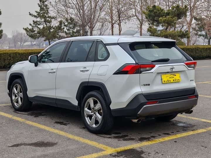 Фото 6 - Toyota RAV4