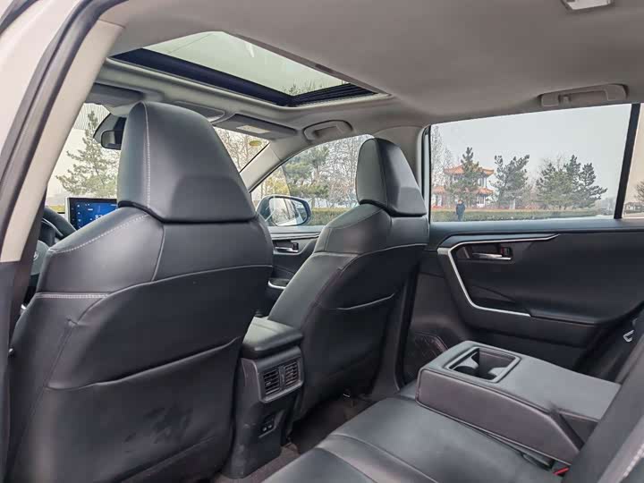 Фото 8 - Toyota RAV4