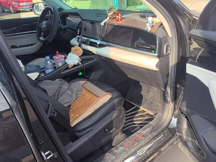 Фото 8 - Geely Monjaro