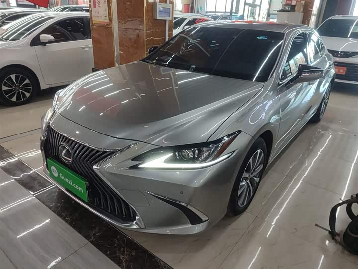 Фото 1 - Lexus ES