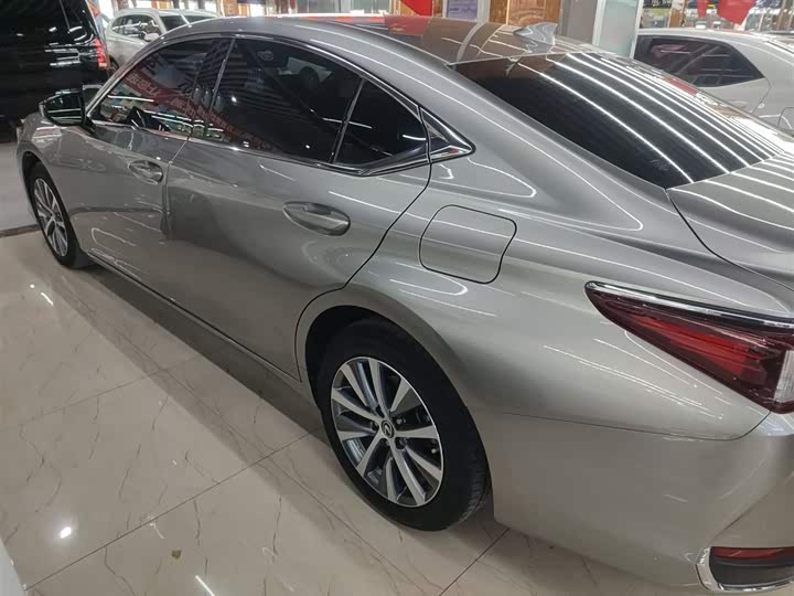 Фото 5 - Lexus ES