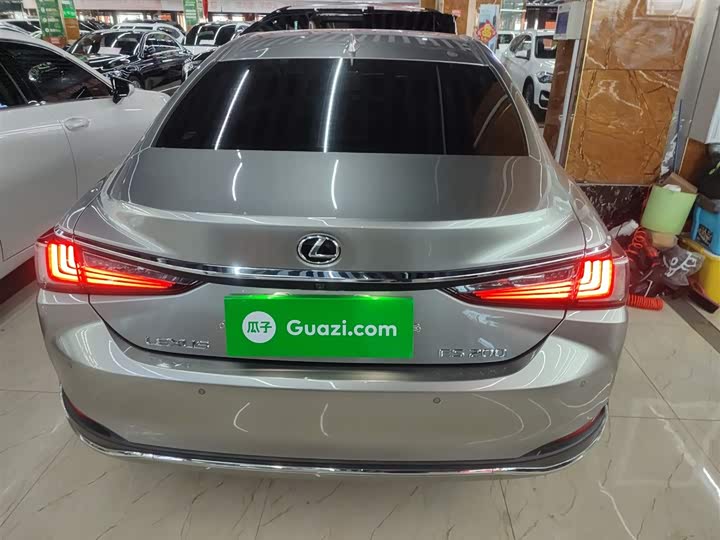 Фото 6 - Lexus ES