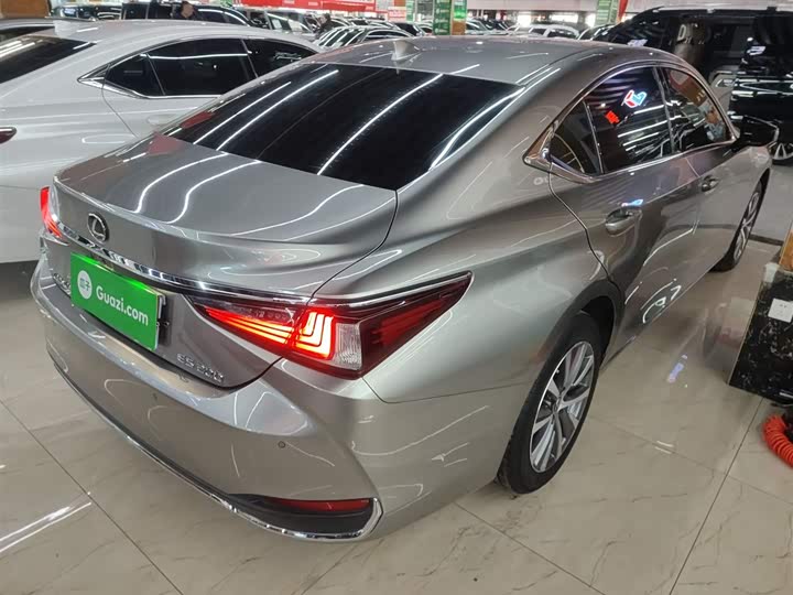 Фото 7 - Lexus ES