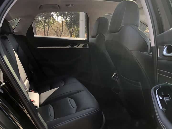 Фото 8 - Geely Preface