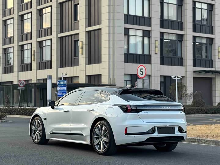 Фото 6 - Zeekr 001