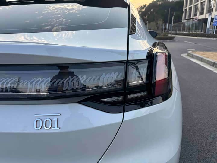 Фото 7 - Zeekr 001