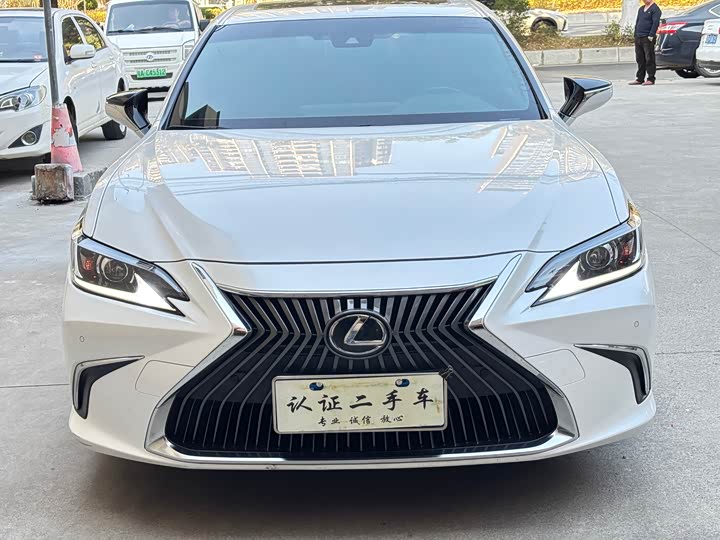 Фото 2 - Lexus ES