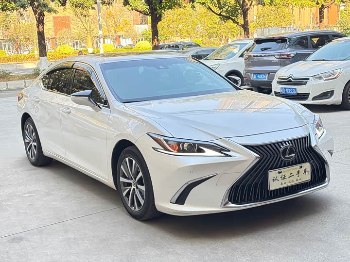 Фото 3 - Lexus ES