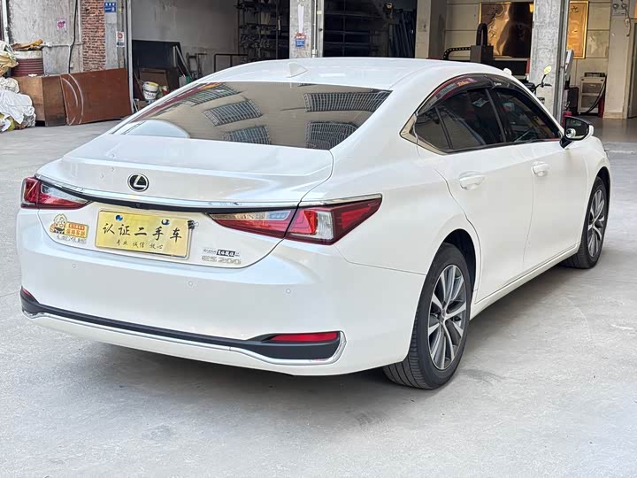 Фото 4 - Lexus ES