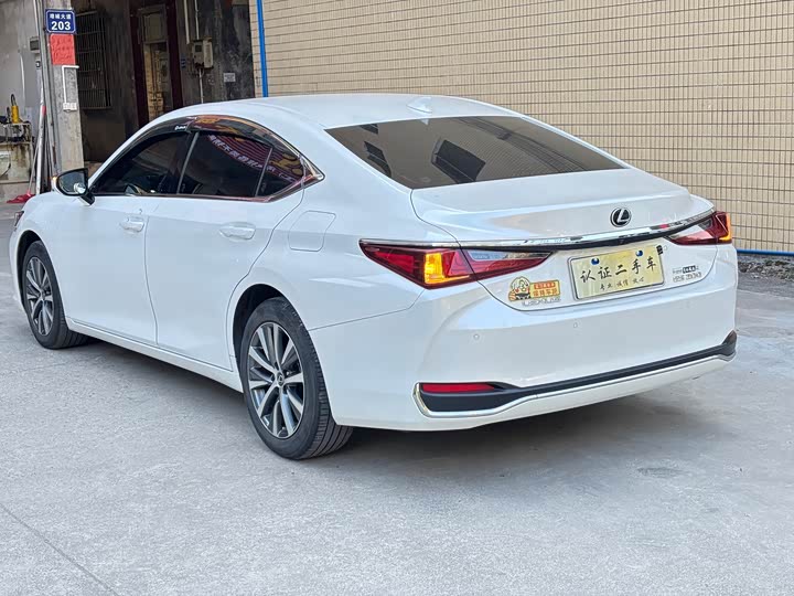 Фото 6 - Lexus ES