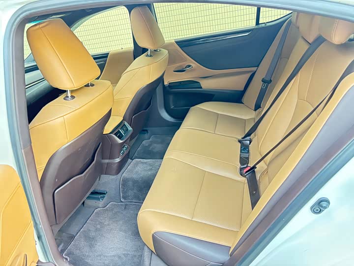 Фото 8 - Lexus ES