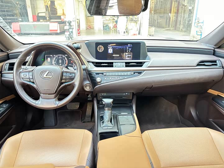 Фото 9 - Lexus ES