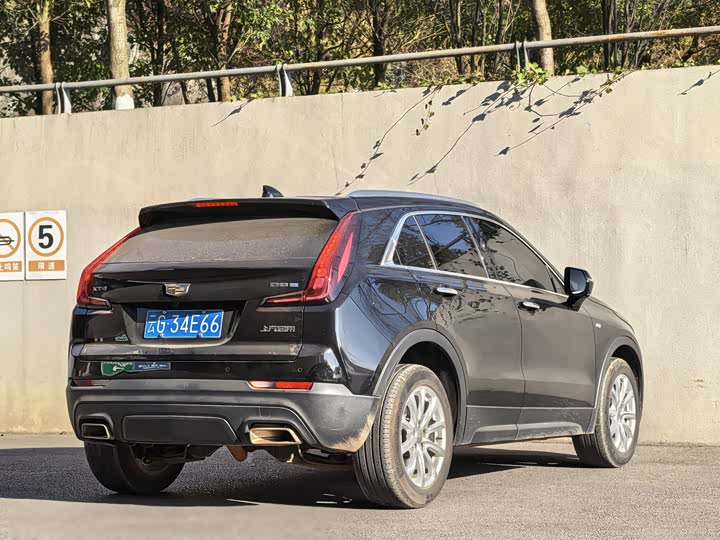Фото 9 - Cadillac XT4