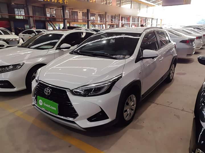 Фото 2 - Toyota Yaris L Hatchback