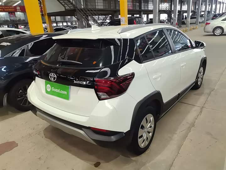 Фото 7 - Toyota Yaris L Hatchback