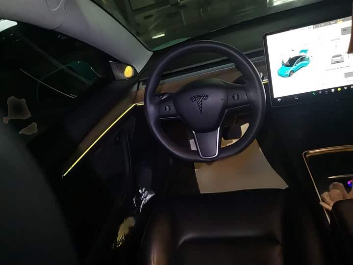 Фото 3 - Tesla Model 3