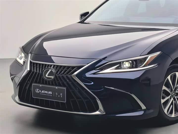 Фото 9 - Lexus ES