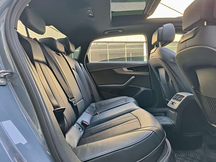 Фото 8 - Audi A4L