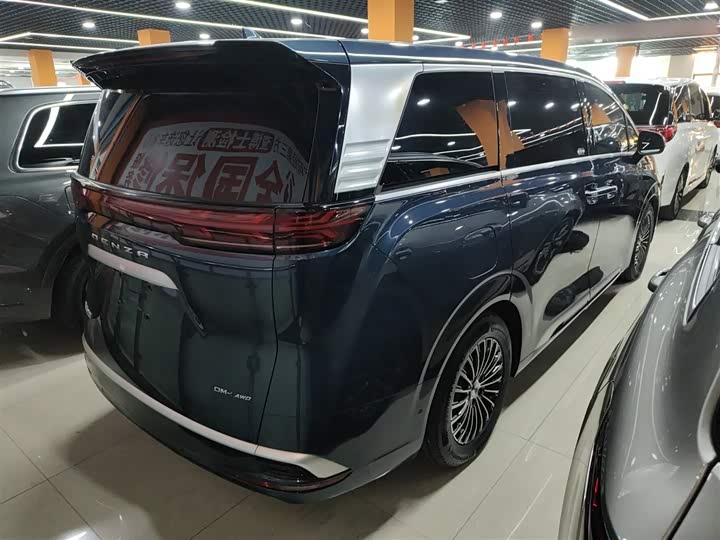 Фото 7 - Denza D9