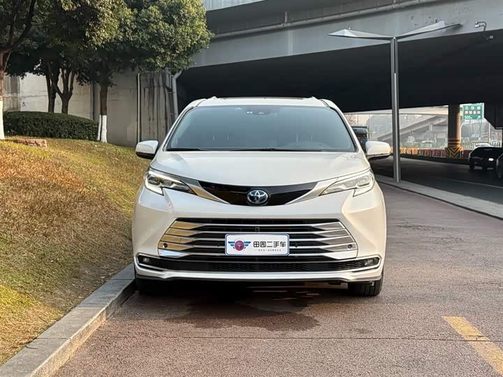 Фото 2 - Toyota Sienna