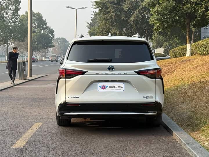 Фото 4 - Toyota Sienna