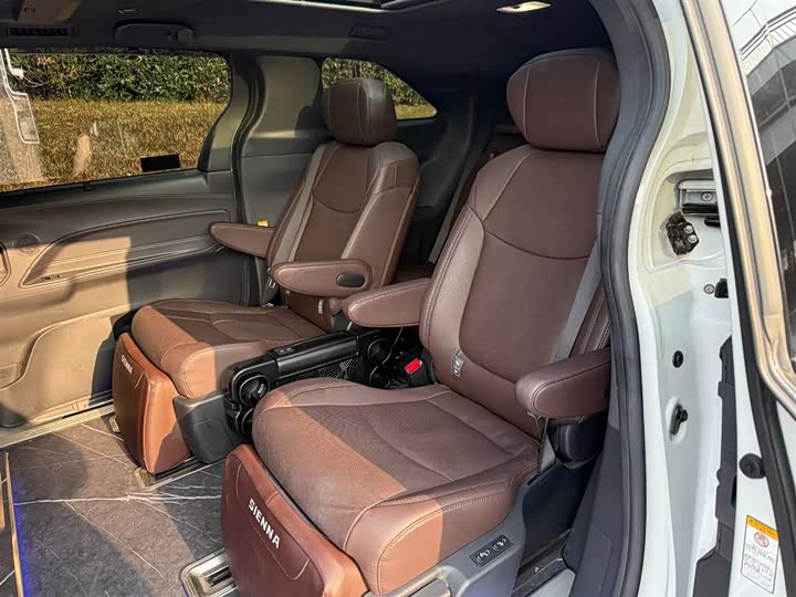 Фото 9 - Toyota Sienna