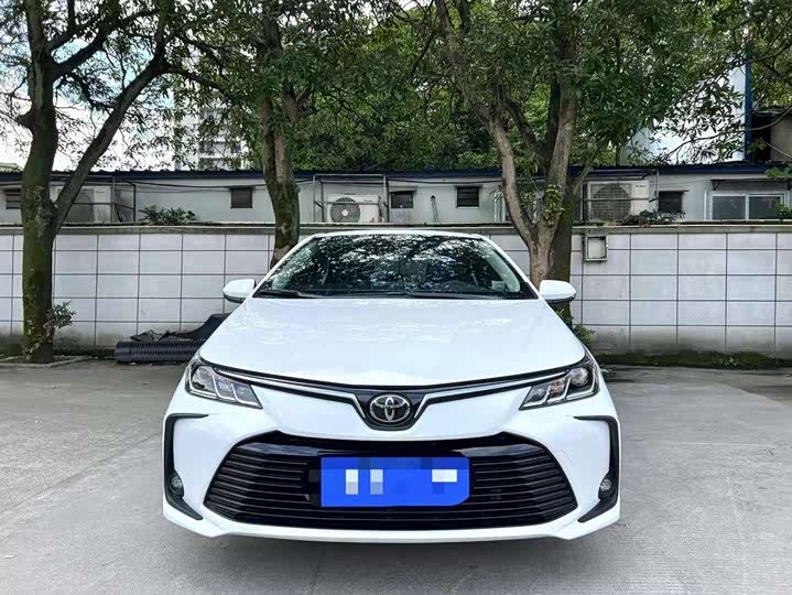 Фото 2 - Toyota Corolla