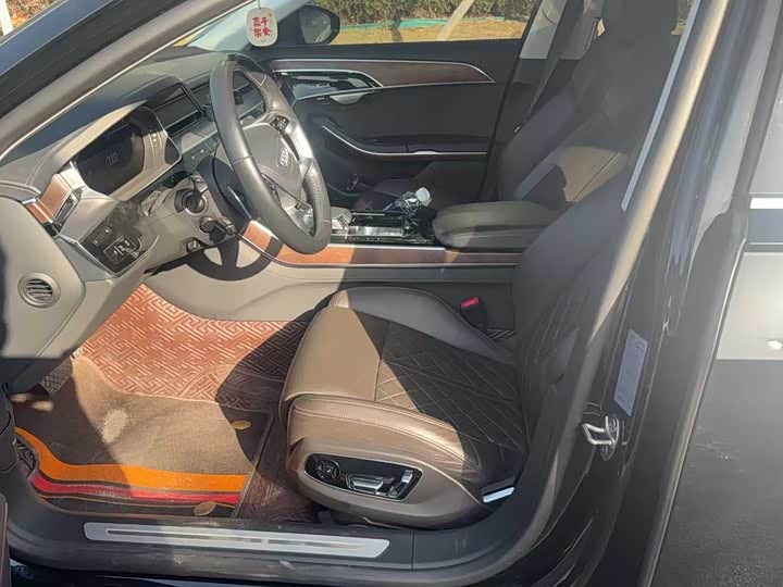 Фото 2 - Audi A8