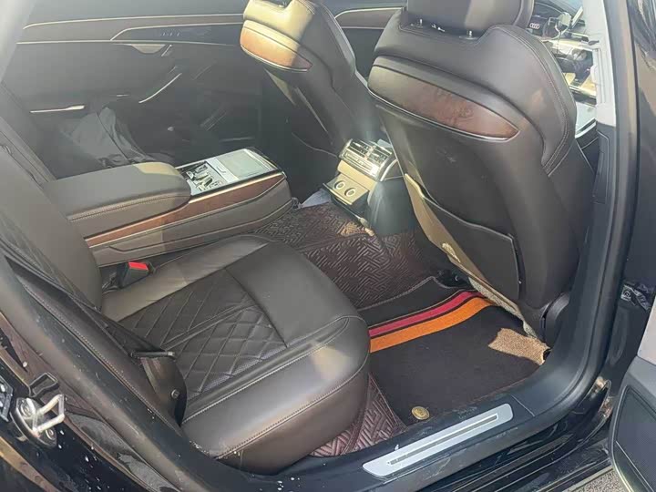 Фото 3 - Audi A8