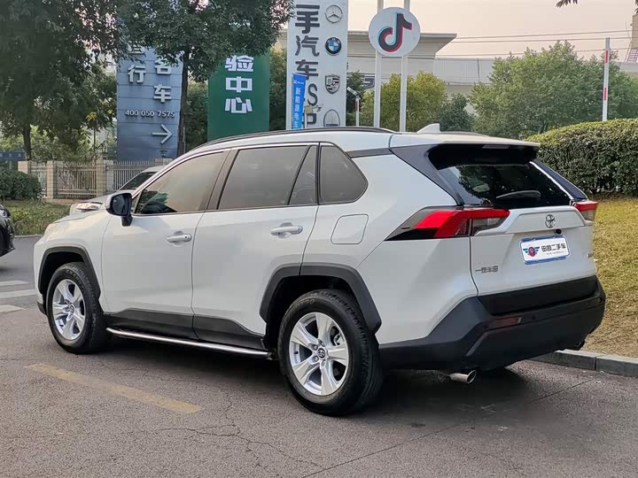 Фото 4 - Toyota RAV4