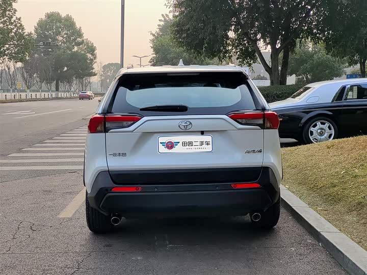 Фото 5 - Toyota RAV4