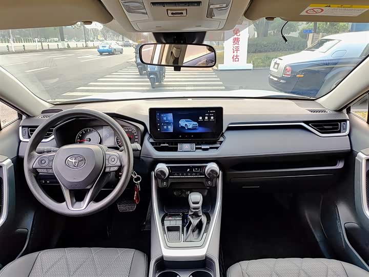 Фото 6 - Toyota RAV4