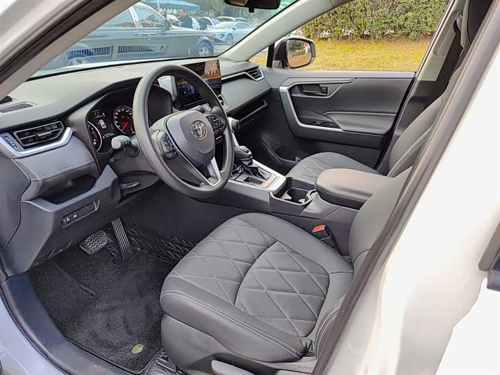 Фото 7 - Toyota RAV4