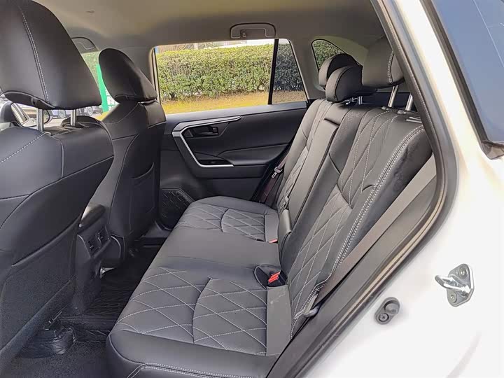 Фото 8 - Toyota RAV4