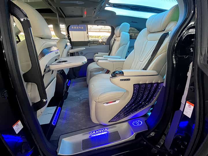 Фото 9 - Toyota Granvia