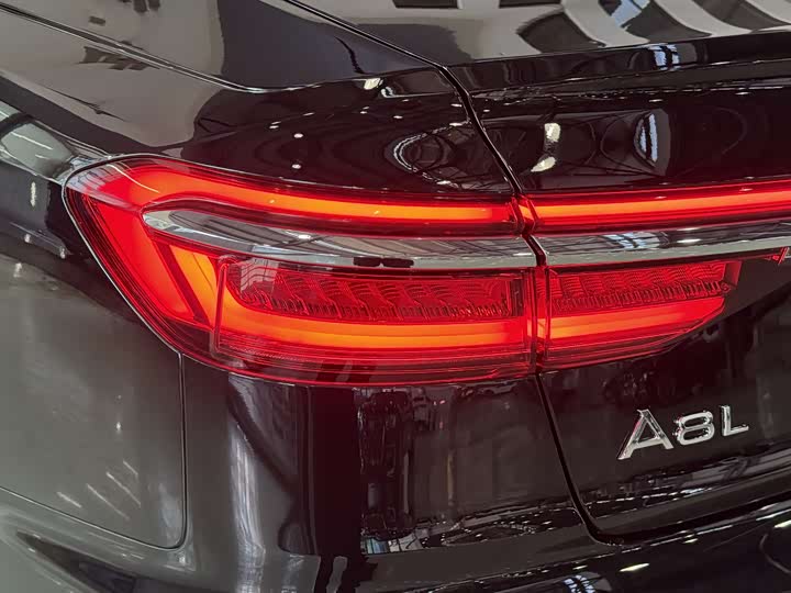 Фото 3 - Audi A8