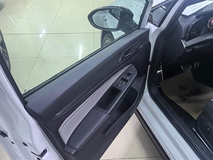 Фото 7 - Volkswagen Golf