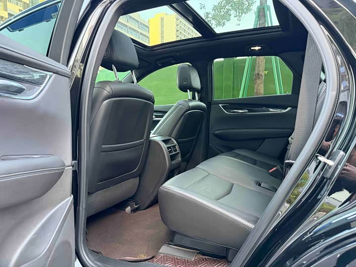 Фото 8 - Cadillac XT5