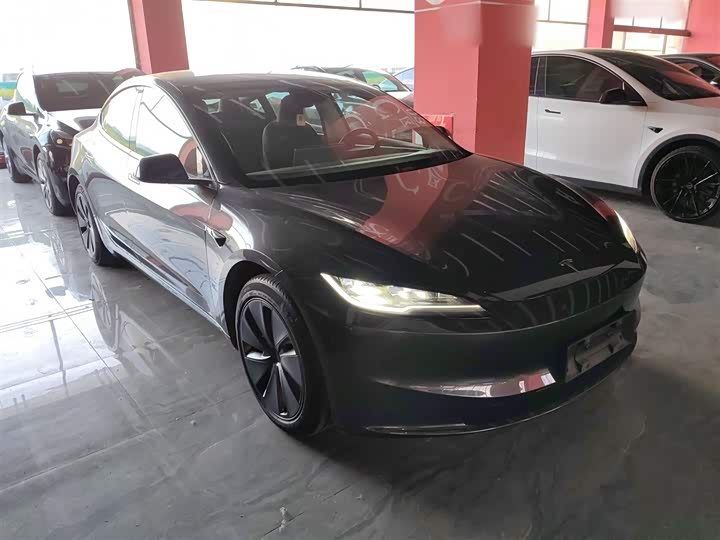 Фото 4 - Tesla Model 3