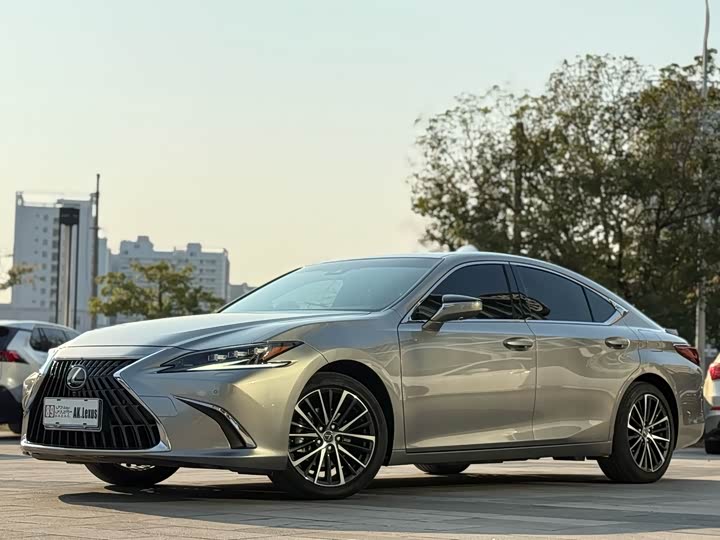 Фото 1 - Lexus ES