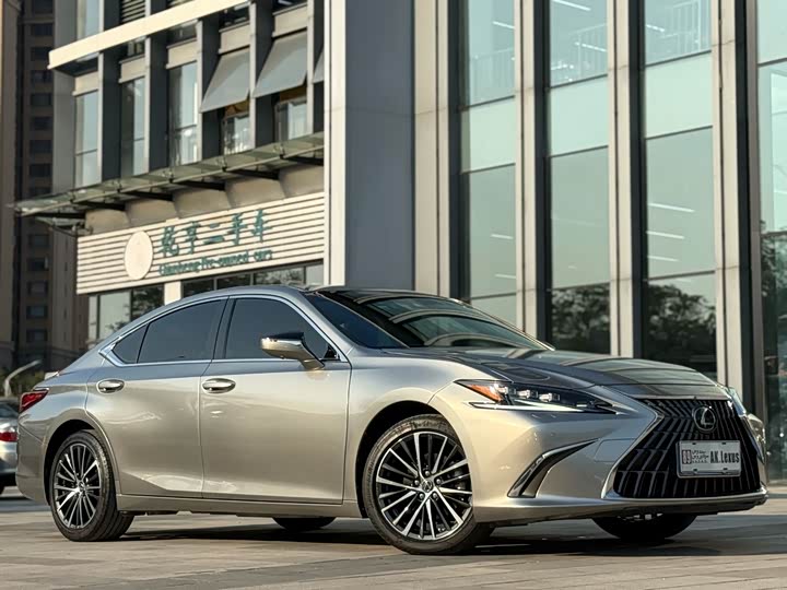 Фото 3 - Lexus ES